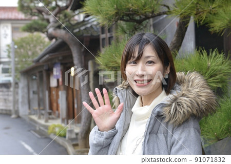 一位年輕漂亮的女人在佐原街頭擺姿勢的畫像 一位年輕漂亮的女人在佐原街頭擺姿勢的畫像 91071832