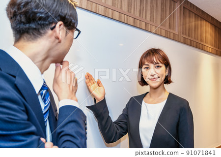 在白板前擺出推薦姿勢的商務人士 在白板前擺出推薦姿勢的商務人士 91071841