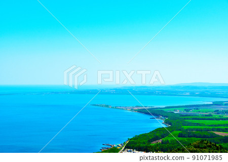 Spectacular view of Lake Saroma from the observatory 91071985