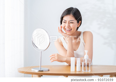 一個年輕的女人，感覺保濕 91072039