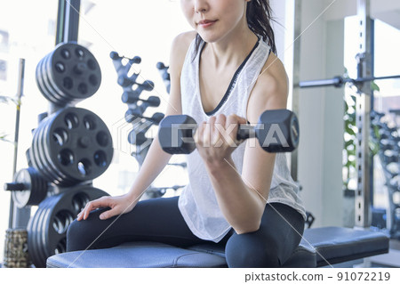 在健身房訓練的年輕女子 在健身房訓練的年輕女子 91072219