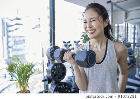 在健身房訓練的年輕女子 在健身房訓練的年輕女子 91072281