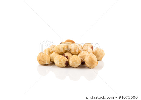 Closeup view of hazelnuts 91075506