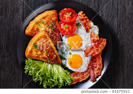 irish breakfast of fried eggs, bacon, potato farls 91075931