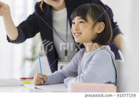 在補習班學習的小學生 91077159