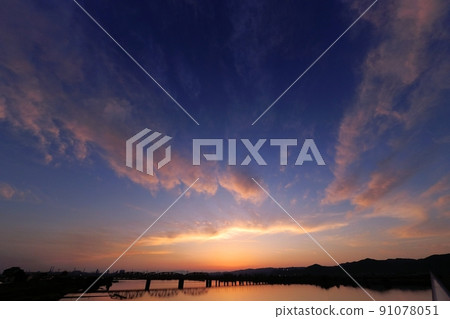 天空與上層雲的日落和橋上的夜景·初夏·超廣角·天空主題·220517pm 91078051