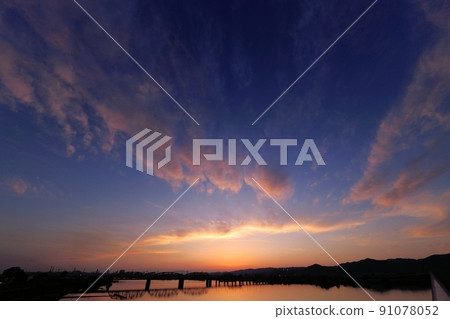 天空與上層雲的日落和橋上的夜景·初夏·超廣角·天空主題·220517pm 91078052