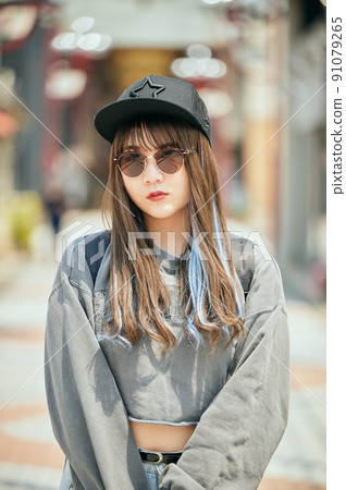 站在鏡頭前的 Z 世代女性 91079265