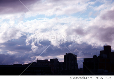 聖保羅晚上雲彩、藍天和大廈 91079896