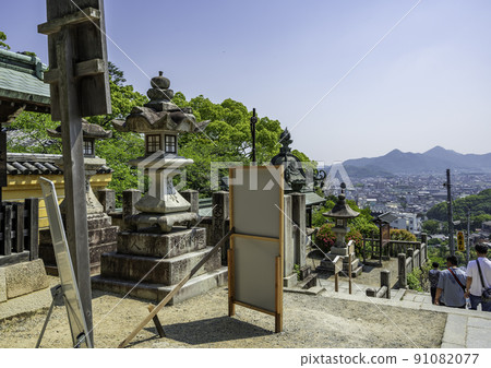 琴平金比羅表參道石燈籠和琴平街景香川縣琴平町 琴平金比羅表參道石燈籠和琴平街景香川縣琴平町 91082077