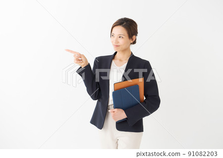 西裝白色背景的女人 西裝白色背景的女人 91082203