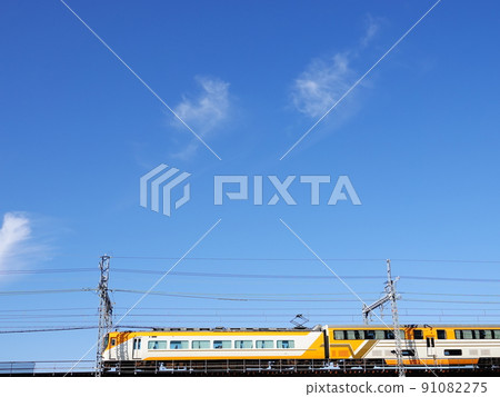 藍天背景的近鐵特快“Vista Car”風景 藍天背景的近鐵特快“Vista Car”風景 91082275