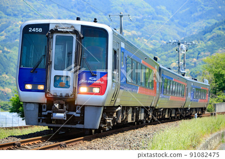 N2000 series limited express "Uwakai" (JR Shikoku) 91082475