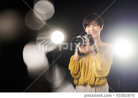 一個女人帶著照相機 91082670