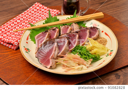 Katsuo no tataki, bonito tataki, seafood, sashimi, seafood dishes. A lot of condiments. Katsuo no tataki, bonito tataki, seafood, sashimi, seafood dishes. A lot of condiments. 91082828