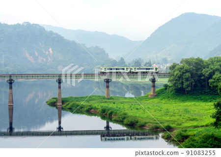 The first spring train that crosses the Asamoya No Naka Railway Bridge, Kitakami Line, Iwate Prefecture The first spring train that crosses the Asamoya No Naka Railway Bridge, Kitakami Line, Iwate Prefecture 91083255