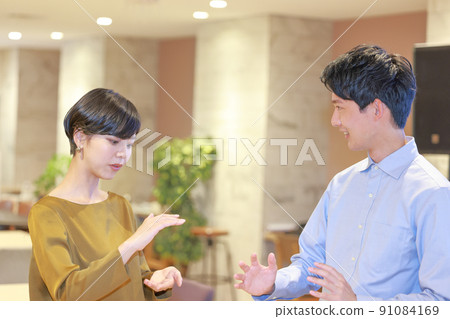 3594_兩個商務人士一邊開會一邊用雙手錶達身高和體型1 91084169