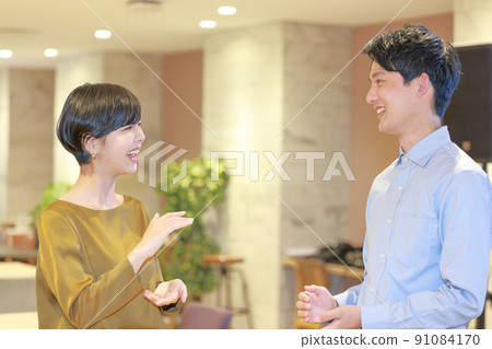3594_兩個商務人士一邊開會，一邊用雙手錶達身高和體型2 91084170
