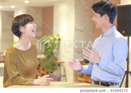 開會笑的女商人 1 91084172