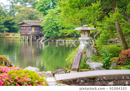 綠意盎然的兼六園琴路石燈籠 | 石川縣金澤市 綠意盎然的兼六園琴路石燈籠 | 石川縣金澤市 91084183