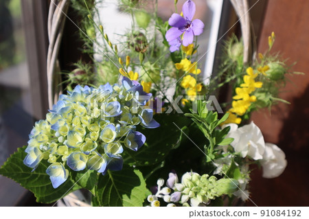 Flower basket using hydrangea 91084192