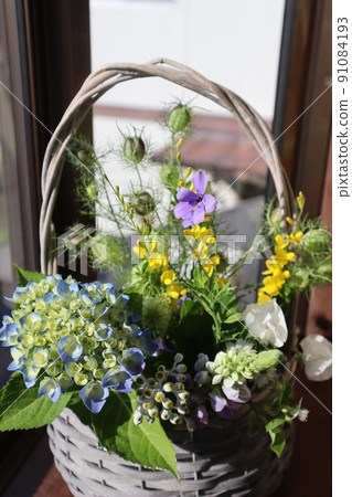 Decorate the bay window with flowers in the garden 91084193