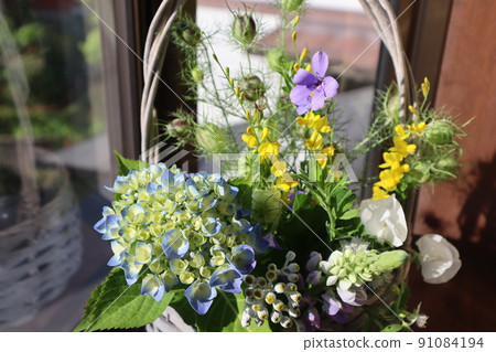 Decorate the bay window with flowers in the garden 91084194