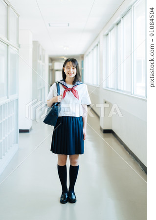 走在學校走廊的高中生 91084504