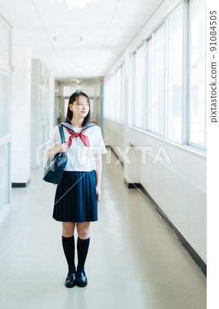 走在學校走廊的高中生 91084505