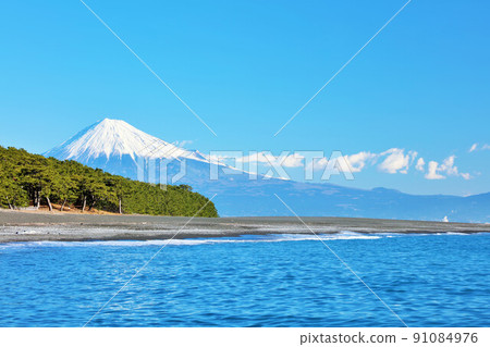 在靜岡縣藍天的美穗沒松原和富士山 91084976