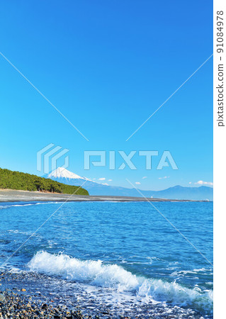 Miho no Matsubara and Mt. Fuji in Shizuoka prefecture blue sky 91084978