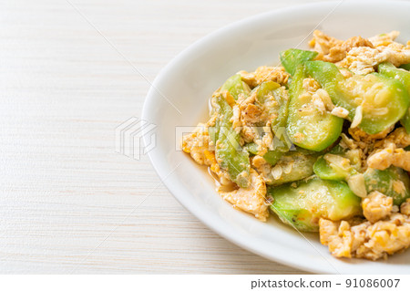 Stir Fried Angled Gourd with Egg 91086007