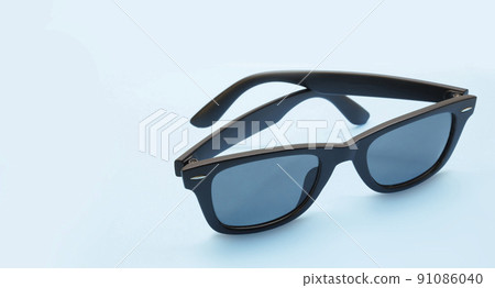 Image of black-rimmed sunglasses seen from an angle Image of black-rimmed sunglasses seen from an angle 91086040