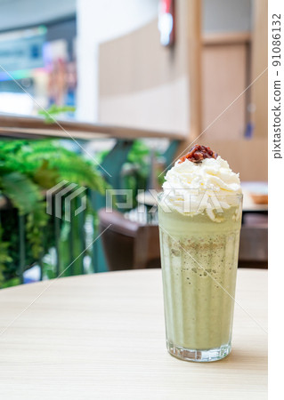 matcha green tea latte blended with whipped cream and red bean 91086132