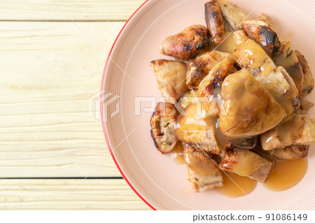 grilled bananas with coconut caramel sauce grilled bananas with coconut caramel sauce 91086149