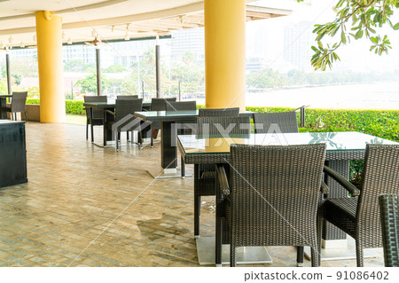 empty table and chair 91086402