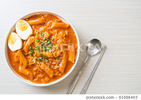 Korean instant noodle and Tteokbokki in Korean spicy sauce - Rabokki 91086403