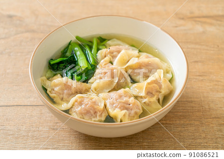 pork wonton soup or pork dumplings soup with vegetable 91086521