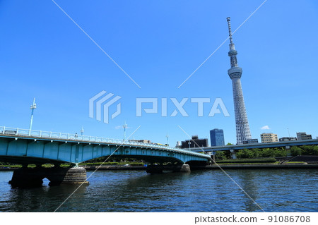 Kotoibashi over the Sumida River and Tokyo Sky Tree 91086708