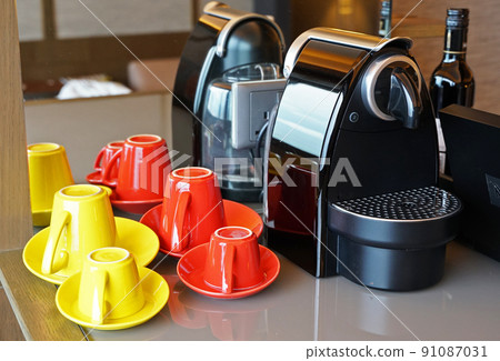 Coffee machine and red / yellow cup / hotel room facilities Coffee machine and red / yellow cup / hotel room facilities 91087031