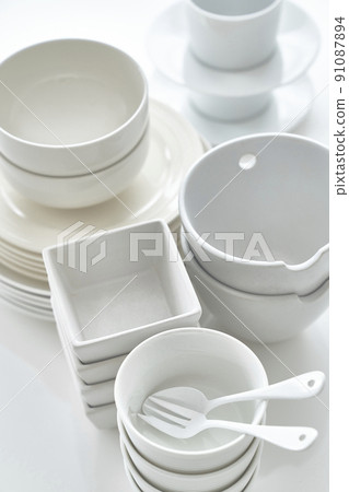 白色餐具疊放在白色的頂板上 91087894