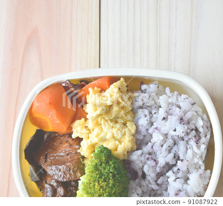 Bento suitable for the rainy season Healthy colorful side dishes with low water content 91087922