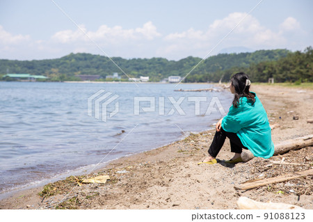 一個女人凝視著大海 91088123