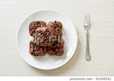 dark chocolate brownies topped by chocolate chips 91088562