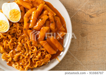 Rabokki (Ramen or Korean instant noodle and Tteokbokki) in spicy korean sauce 91088787