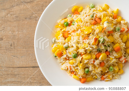 fried rice with mixed vegetable (carrot, green bean peas, corn) and egg 91088807