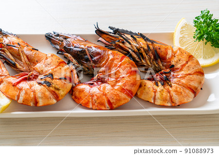 grilled tiger prawns or shrimps 91088973