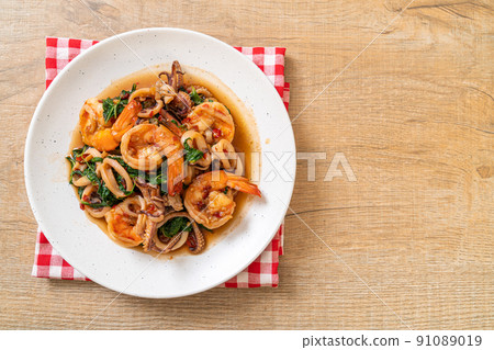stir-fried seafood with Thai basil 91089019