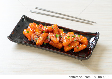 deep fried Korean rice cake (Tteokbokki) skewered with spicy sauce deep fried Korean rice cake (Tteokbokki) skewered with spicy sauce 91089098