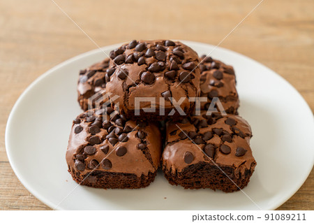 dark chocolate brownies topped by chocolate chips 91089211